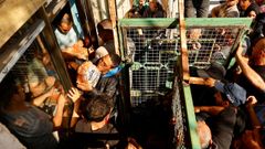 Palestinos hacen cola  para comprar pan, en medio de escasez de alimentos y combustible, en Jan Yunis.