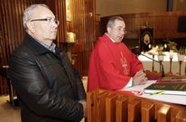 Su�rez Calvo, y el p�rroco Jos� Garc�a Gondar, ayer, en el comienzo de la ceremonia del preg�n. 