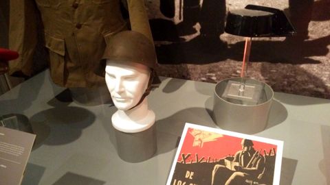 Un casco de la Fbrica de Trubia, que se emple en la revolucin de 1934 en Asturias, en la exposicin