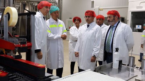 Los conselleiros de Econom�a (a la izquierda) y Medio Rural (en el centro) en una visita a la f�brica