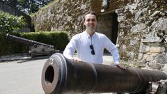 El médico vigués Santiago Ogando, apasionado de la historia, en la entrada de la fortaleza de O Castro, junto a los cañones rusos.