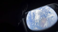 O comandante de Artemis 2 mira a L�a desde a nave Orion. 