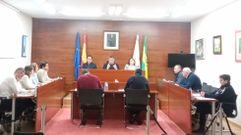 Imagen de archivo de un pleno de Oroso presidido por Luis Rey