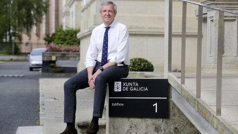 Alfonso Rueda, onte na entrada principal de San Caetano, a sede da Xunta en Santiago.