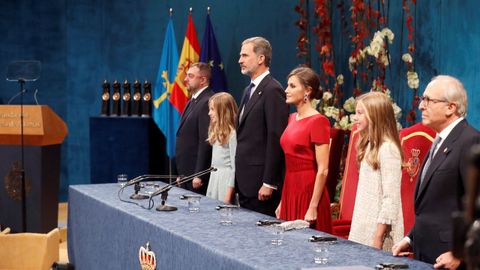 Los reyes Felipe y Letizia, junto a la princesa Leonor (2i) y la infanta Sofa (2d); el presidente del Principado de Asturias, Adrin Barbn (i) y el presidente de la Fundacin Princesa de Asturias, Luis Fernndez-Vega (d), durante la ceremonia de entrega de los Premios Princesa de Asturias 2019 que se celebra este viernes en el Teatro Campoamor de Oviedo