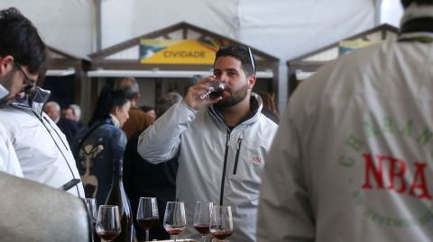 Un m�sico de la charanga NBA, en una pausa de su actuaci�n este domingo en la Feira do Vi�o de Amandi, en Sober