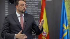 El presidente del Principado de Asturias, Adrin Barbn, durante su discurso en el acto de imposicin de insignias de Oro y Plata del Centro Asturiano de A Corua