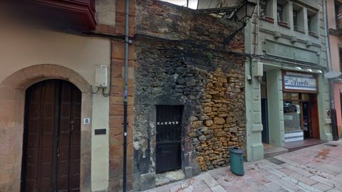 Puerta en la calle del Peso de Oviedo que correspondería al acceso al viejo hospital de peregrinos de San Nicolás, ubicado en la calle posterior, Cimadevilla
