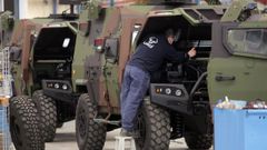 Un trabajador de Urovesa inspecciona uno de los vehculos militares en la planta de Valga