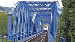 Un tren circulando por el puente de Pontedeume