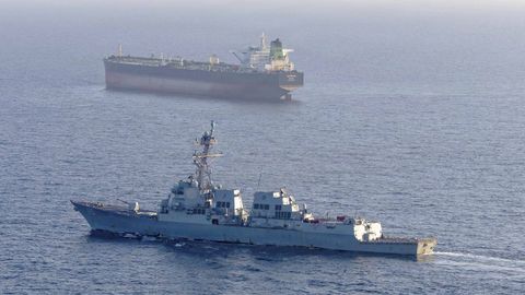 El destructor USS Rafael Peralta en una imagen de archivo en la que aparece junto al petrolero M/V Stream, con bandera iran�. 