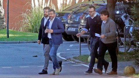 El secretario general del Deporte y exdiputado de CiU en el Parlament, Gerard Figueras (izquierda) acompa�ado del abogado Francesc S�nchez