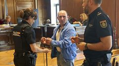 El acusado, Jos� Manuel Iglesias, en el momento de ser esposado para ser conducido a prisi�n tras la vista en la Audiencia de Pontevedra.