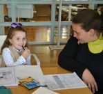 La peque�a Ux�a L�pez Cobo con su madre, Nuria.