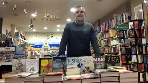 Rafa Test�n, rodeado de libros en La Buena Letra