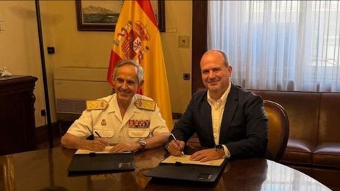 Gonzalo Sanz Alisedo, almirante y segundo jefe del Estado Mayor de la Armada, con Gabriel G�mez Celaya, director general de Marine Instruments, firmando el convenio con el que esta empresa se incorpora como patrocinadora del Centenario del buque-escuela Juan Sebasti�n de Elcano.
