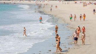 Numerosos ba�istas este s�bado en la playa en Sanxenxo.