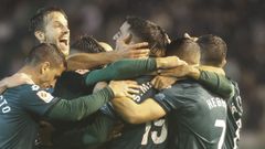 Celebraci�n de la victoria por 5-4 ante el Albacete en A Malata.