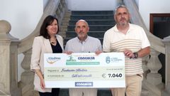 Isabel Ca�as, Jos� Carlos Vidal y Julio Mari�o sostienen el cheque.