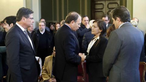 El presidente del Senado, Po Garca Escudero (c), la viuda del exjefe del Ejecutivo asturiano, Vicente lvarez Areces, fallecido la pasada madrugada, Soledad Saavedra (2d), el presidente del Principado, Javier Fernndez (d) y el presidente de la Junta General Pedro Sanjurjo (i), en la capilla ardiente instalada hoy en la Junta General del Principado.