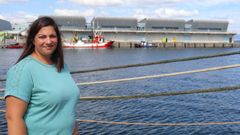 Luc�a Rosende vende pescado de la lonja de Ribeira para poder conciliar vida familiar y profesional.