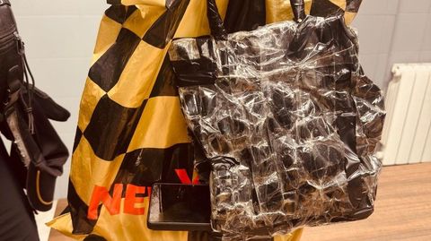 Un agente de la Polic�a Nacional ense�a el sistema presuntamente empleado por el detenido para grabar a mujeres en Pontevedra