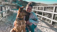 Tania con Balto, el mestizo de labrador y pastor belga que adopt� en Moug� hace un mes y medio