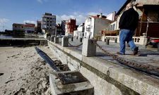 Las tapas de las arquetas, una de ellas encargada expresamente, fueron instaladas ayer.