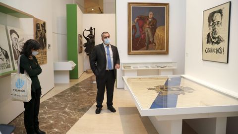 A mostra inclúe pezas como a bandeira das exequias de Castelao
