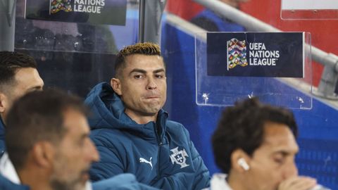 Cristiano Ronaldo en el banquillo durante el partido de Portugal contra Noruega.