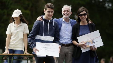 El director general de la Corporaci�n Voz de Galicia, Lois Blanco, entreg� el segundo premio Prensa-Escuela al Mejor Periodista Juvenil en la categor�a opini�n a Diego Iglesias Freire, del IES de Arz�a, y a su profesora M� Isabel Fern�ndez Dom�nguez
