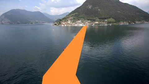 En el 2016, el artista instal diques de colores en el lago Iseo, en Italia