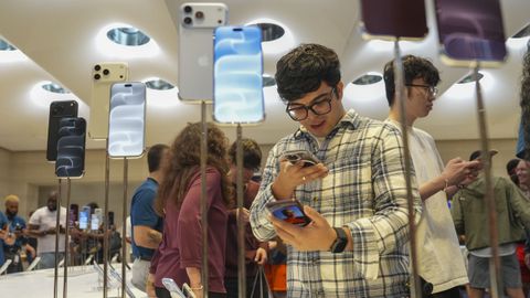 Personas asisten al lanzamiento del Iphone 18 y Pro Max este viernes en Nueva York.