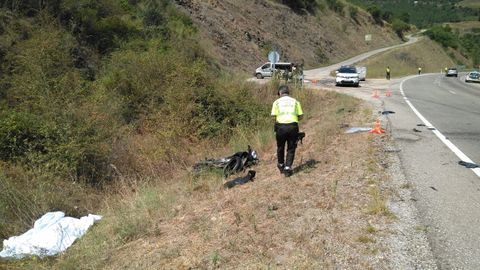 Muere un motorista al chocar contra un turismo en Larouco