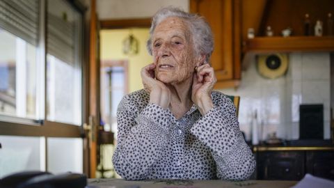 Julia lvarez, vecina de San Martio (Cartelle), en su casa, donde cumpli cien aos el pasado febrero.