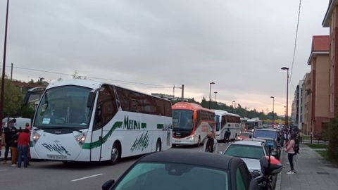 Llegada de los autobuses escolares a Nuevo Roces