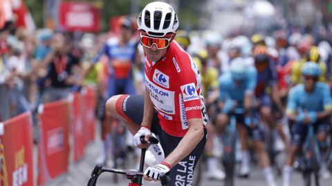 El australiano del equipo AG2R Decathlon Ben O'Connor antes de tomar la salida de la decimoquinta etapa de la Vuelta ciclista a Espaa disputada este domingo entre Infiesto y Cuitu Negru, con 143 kilmetros de recorrido