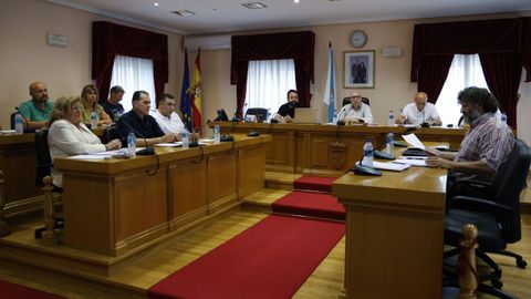 Pleno de Barbad�s, con el grupo municipal del Partido Popular a la izquierda del estrado.