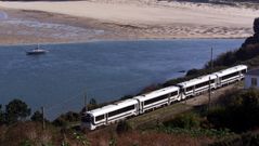 Imagen de archivo del tren, a su paso por la estaci�n de O Barqueiro, en el municipio de Ma��n
