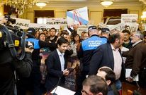El alcalde y otros ediles abandonando el sal�n entre gritos tras suspenderse el pleno el jueves.
