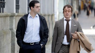 Alejandro Mguez, con su abogado, Manuel Ferreiro, llegando a la Audiencia de A Corua.