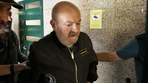 El detenido por intentar matar a un vecino en Vilardevós, en el momento en que accedió a los juzgados de Verín.