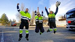 Nico, Yoli y Carmen, trabajadores de la factor�a de Ence, dando un salto delante de la f�brica de la r�a de Pontevedra para simbolizar su alegr�a por la sentencia del Supremo. 