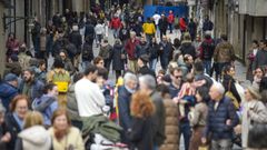 Aspecto que presentaba la calle Michelena, una de las zonas de convivencia entre veh�culos y peatones en pleno centro de Pontevedra, este martes de carnaval, d�a laborable en la ciudad 