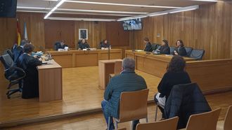 <strong>Bego&ntilde;a e o seu pai, este luns, na Audiencia Provincial de Lugo</strong>