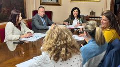 Reuni�n de la alcaldesa de Lugo y el edil de Pol�tica Social con trabajadoras municipales y miembros de la empresa que lleva el SAF