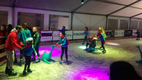 LUCES DE NAVIDAD EN OURENSE.En Celanova, los comerciantes abrieron su pista de hielo