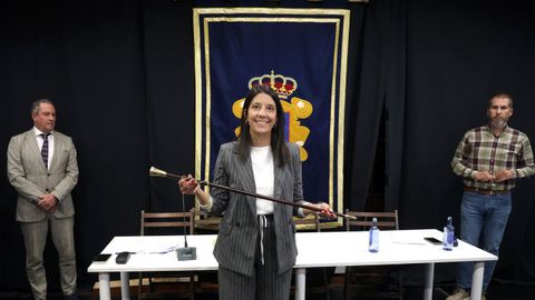 PLENO MOCION DE CENSURA EN EL CONCELLO DE RIBEIRA, DONDE LUIS PEREZ BARRAL ALCALDE DEL BNG CEDE EL BASTON DE MANDO A LA NUEVA ALCALDESA MARIA JOSE SAMPEDRO CANDIDATA DEL PP, PRIMERA MUJER EN ESTE PUESTO.