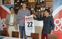Javier Gonz�lez, Bendzius (que llevar� el n�mero 22) y Queco Arias, que ofici� con anfitri�n. 