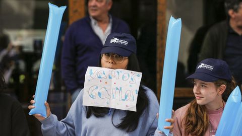 Los m�s peque�os de Xinzo salieron con sus pancartas de apoyo al ciclista local, Carlos Canal
